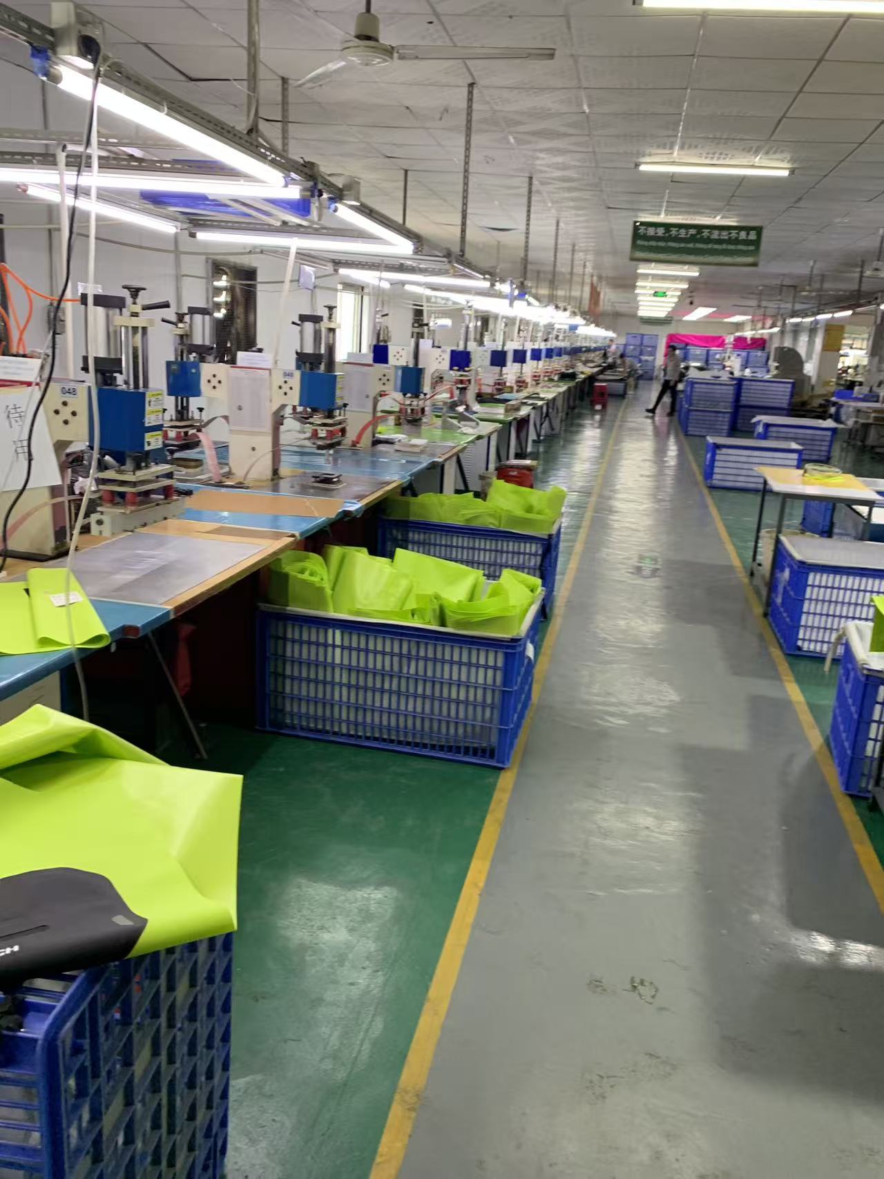 Wewnątrz serii produkcyjnej: jak w firmie Sealock powstaje wodoodporna torba motocyklowa Hi-Vis