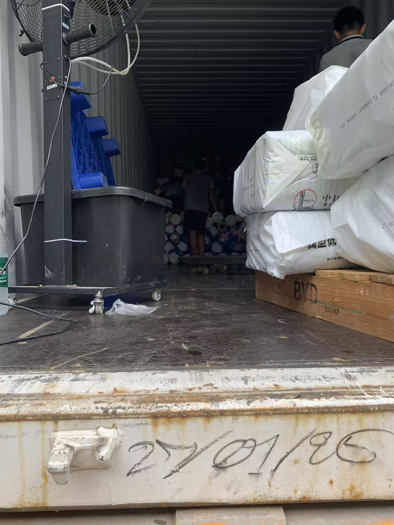 Palletized SINOPEC linear low density polyethylene (LLDPE) resin bags stacked inside Sealock raw material warehouse. Palletized SINOPEC linear low density polyethylene (LLDPE) resin bags stacked inside Sealock raw material warehouse.